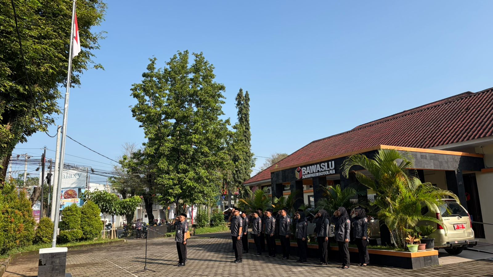 Suasana khidmat apel pagi Bawaslu Boyolali.