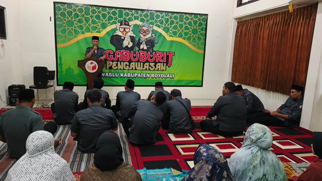 Agus Marwanto (berdiri di atas mimbar) saat menyampaikan materi tausiyah.