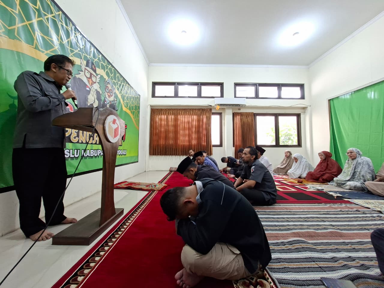 Totok Nugroho (kiri) saat mengisi tausiyah.