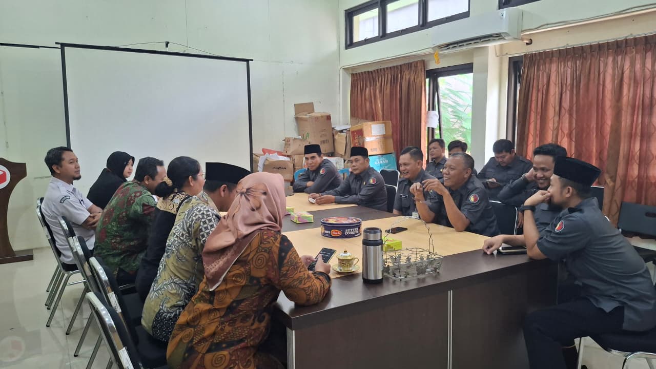 Jajaran Bawaslu Boyolali (kanan) dan jajaran KPU Boyolali saat koordinasi terkait PDPB.