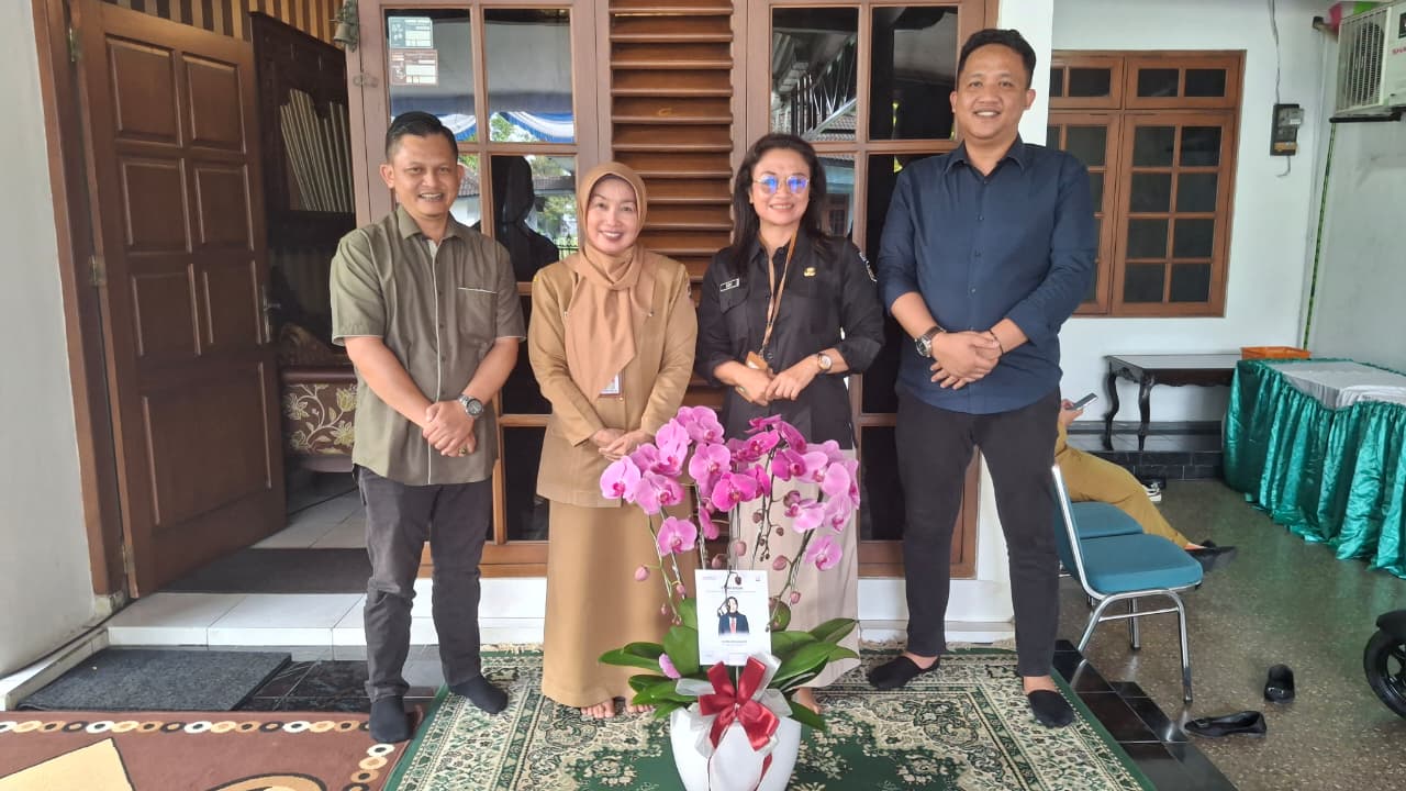 Wiwis Triswi Handayani (kedua dari kiri) berfoto bersama jajaran Bawaslu Boyolali.