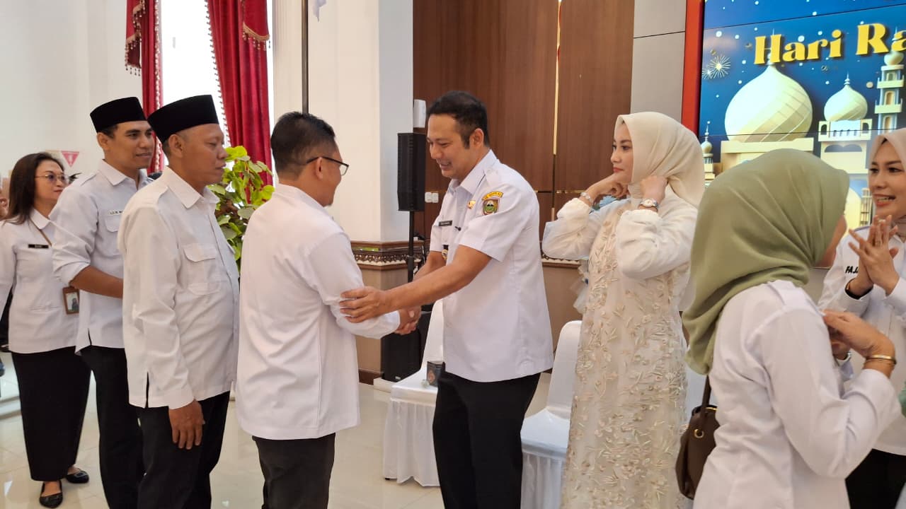 Ketua Bawaslu Boyolali, Widodo dan Bupati Boyolali, Agus Irawan (tengah) saat acara halal bihalal.