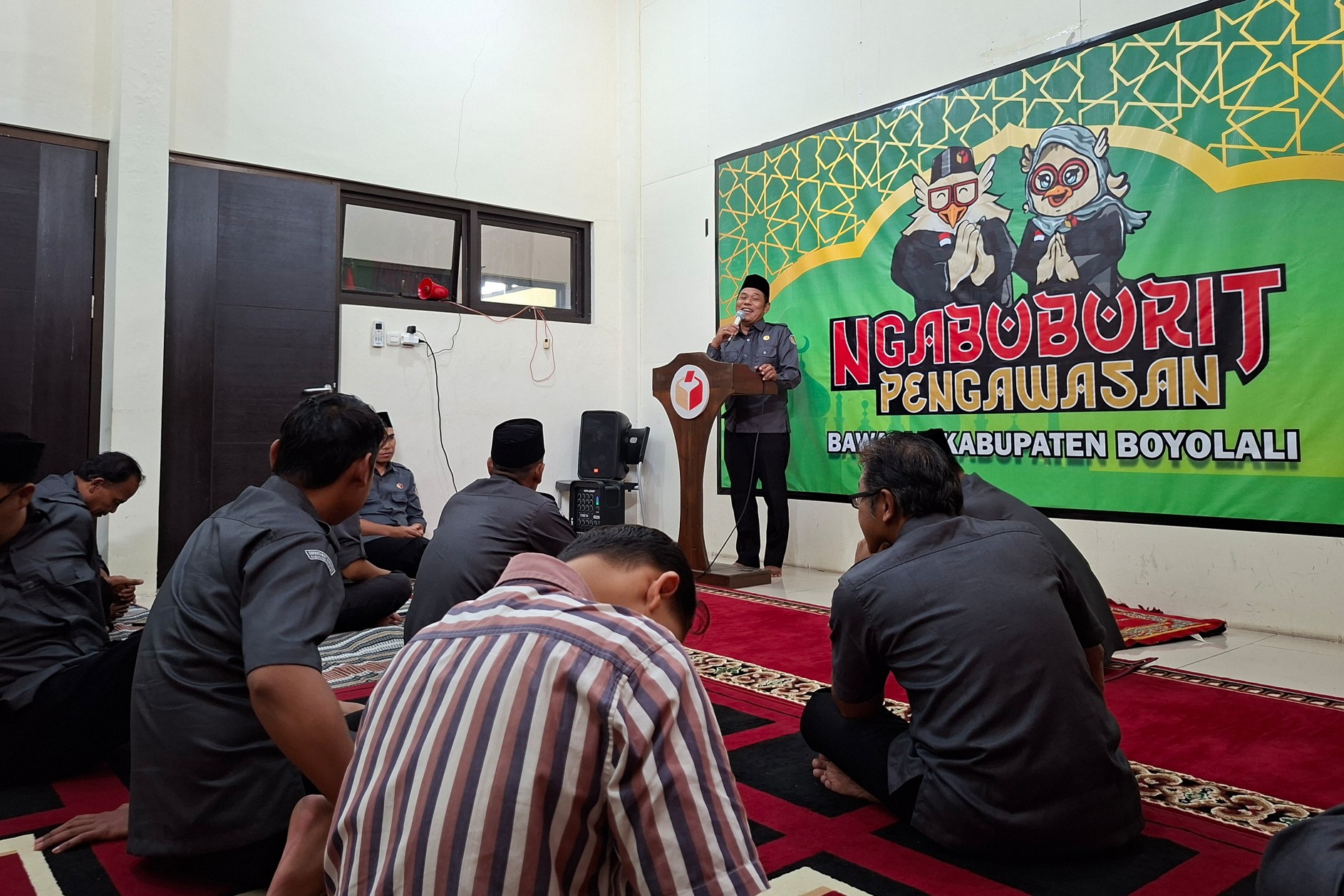 Muhamad Mahmudi (di atas mimbar) saat memberikan tausiyah.