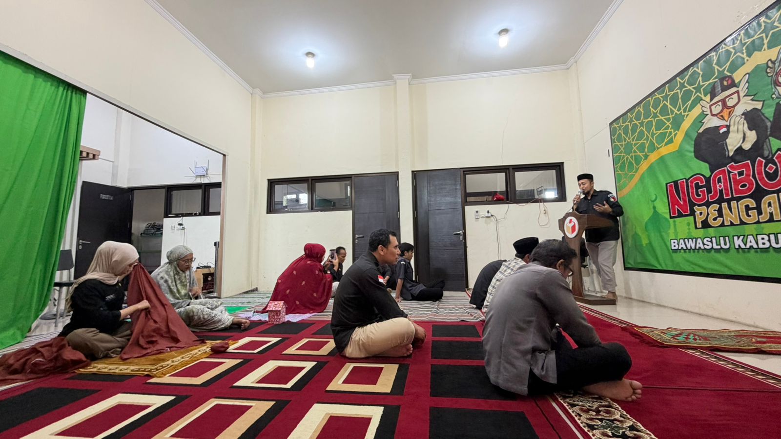 Agus Suyanto (di atas mimbar) saat mengisi tausiyah.