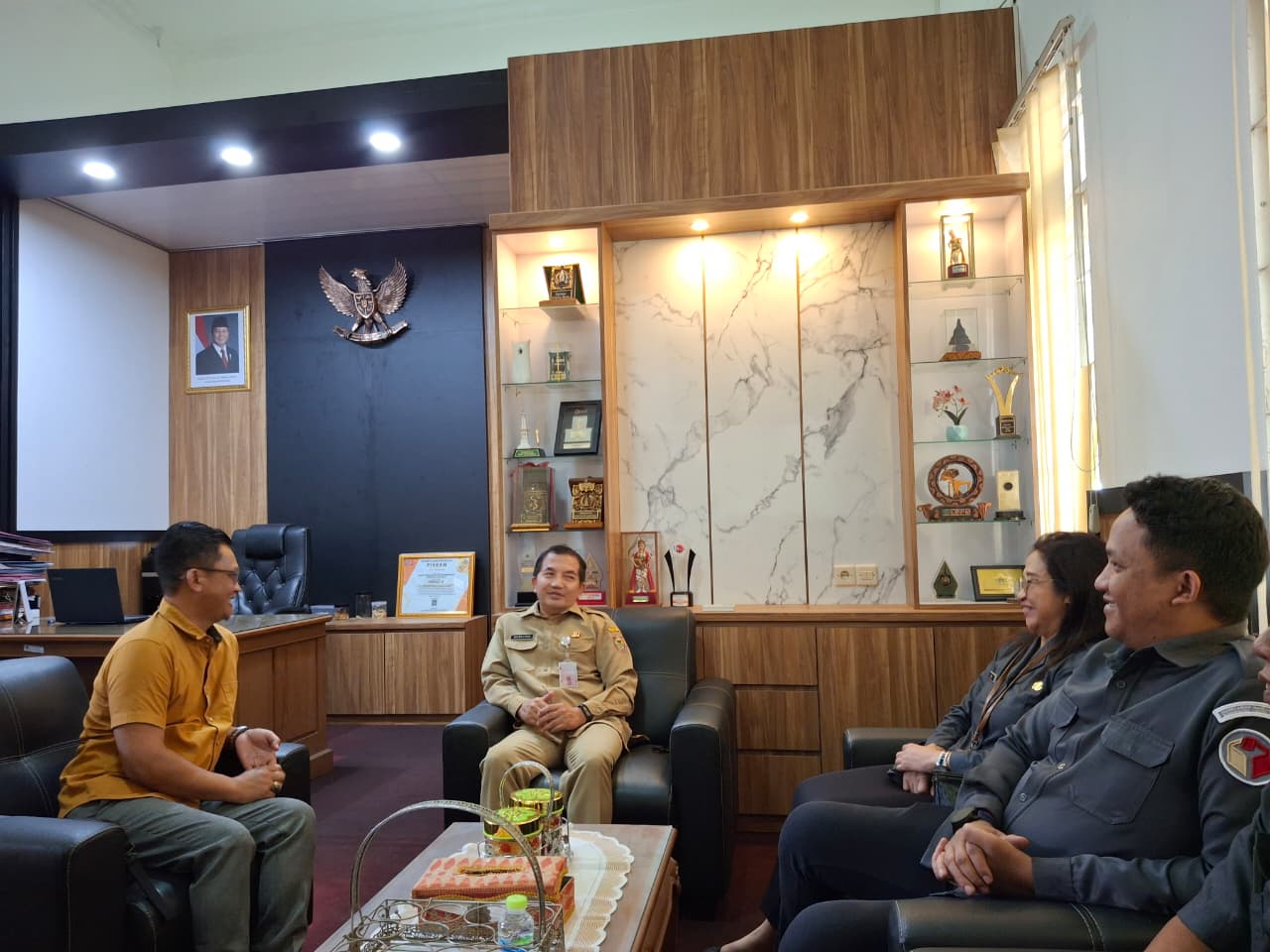 Waskitho (tengah) saat menerima kunjungan dari Bawaslu Boyolali.