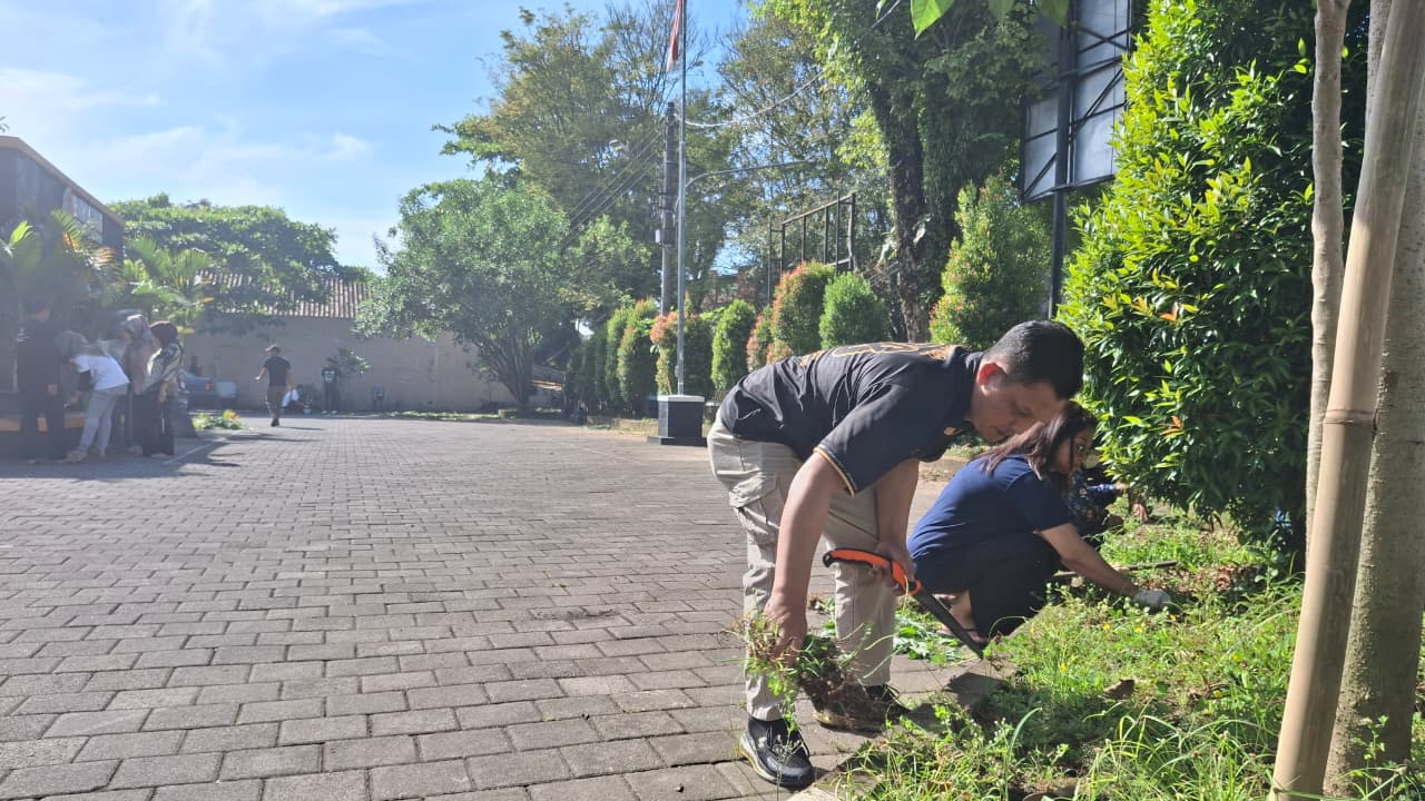 Jajaran Bawaslu Boyolali saat kerja bakti membersihkan halaman.