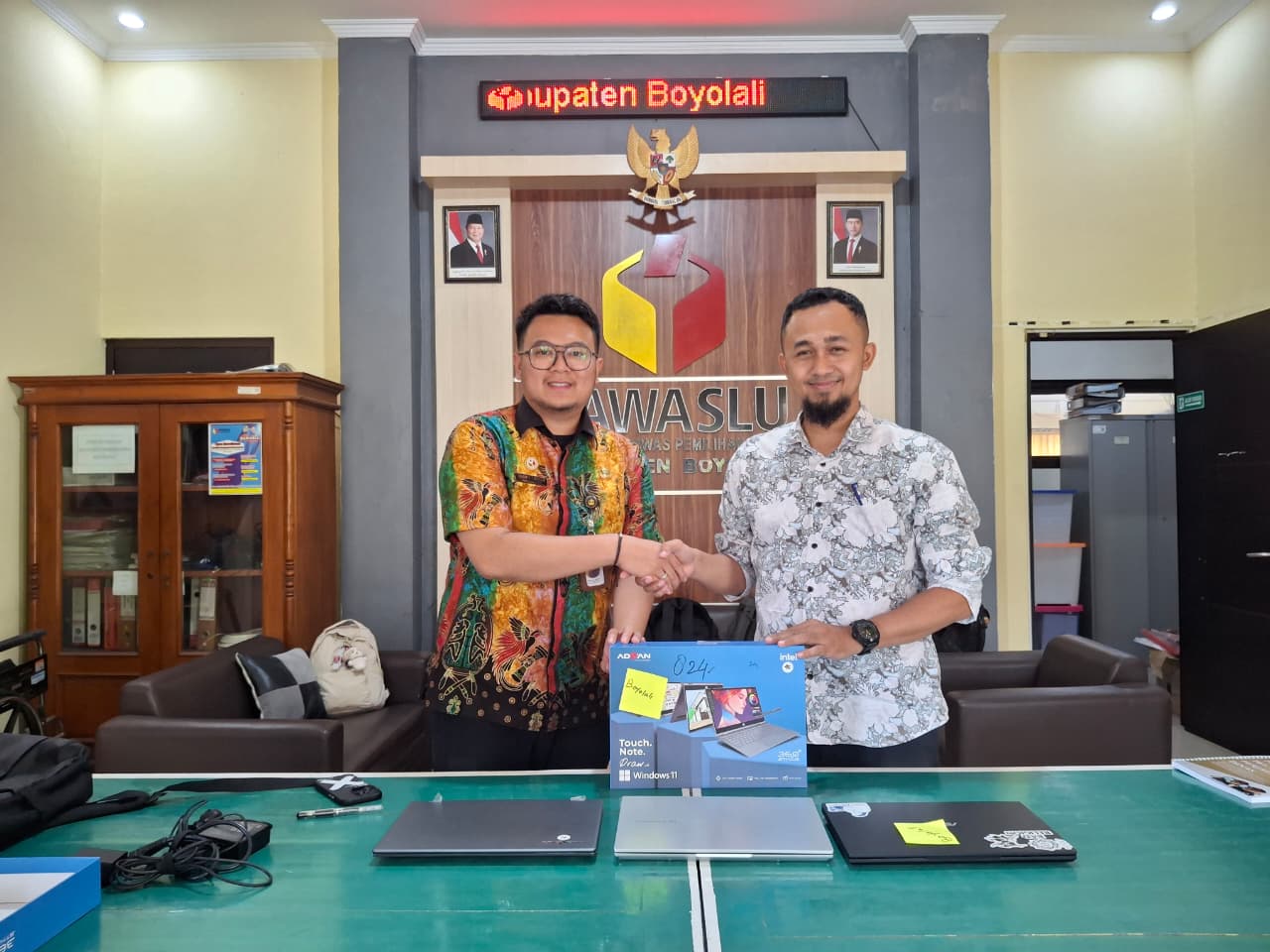 Agus Suyanto (kiri) pasca penanda tanganan serah terima BMN.