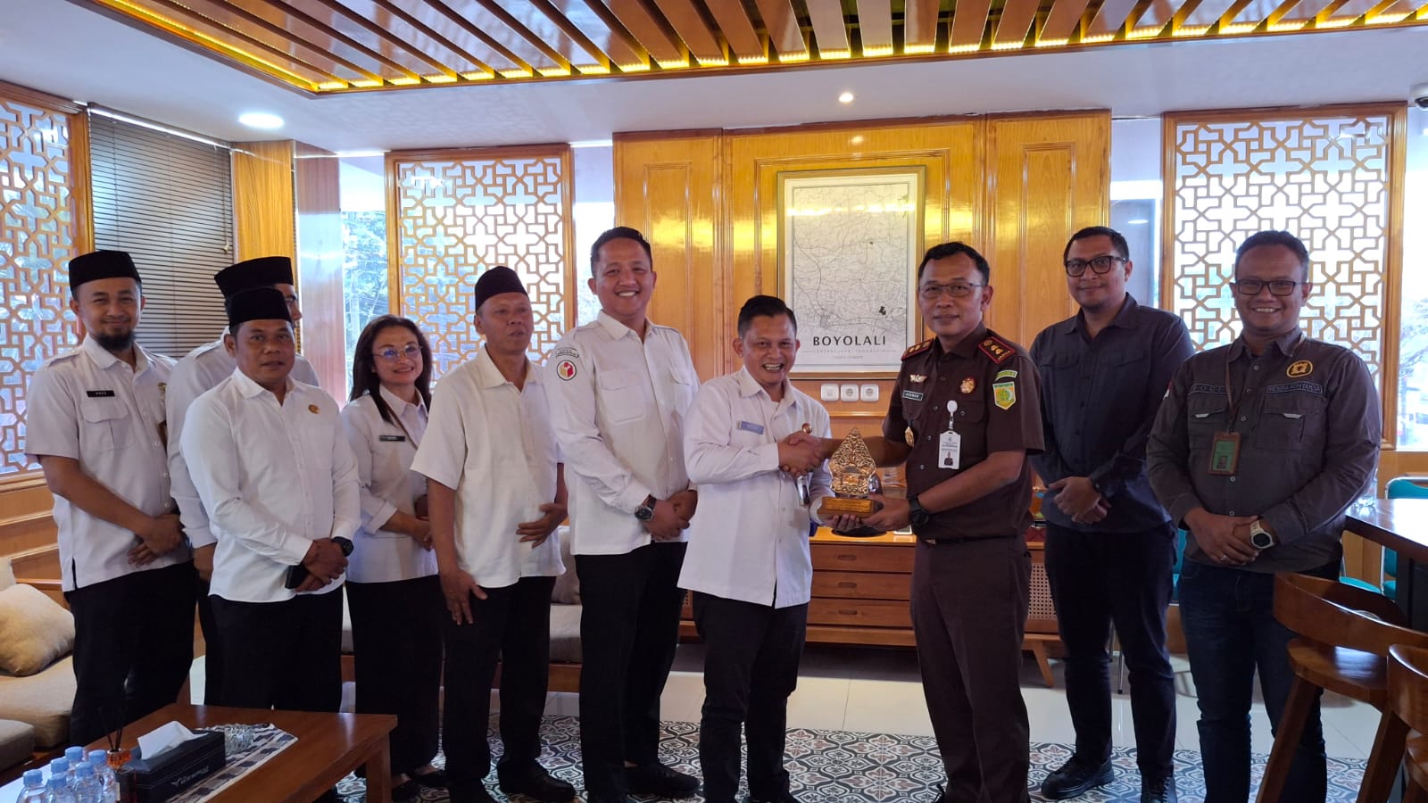 Jajaran Bawaslu Boyolali dan Kejaksaan Negeri Boyolali berfoto bersama pasca silaturahmi.