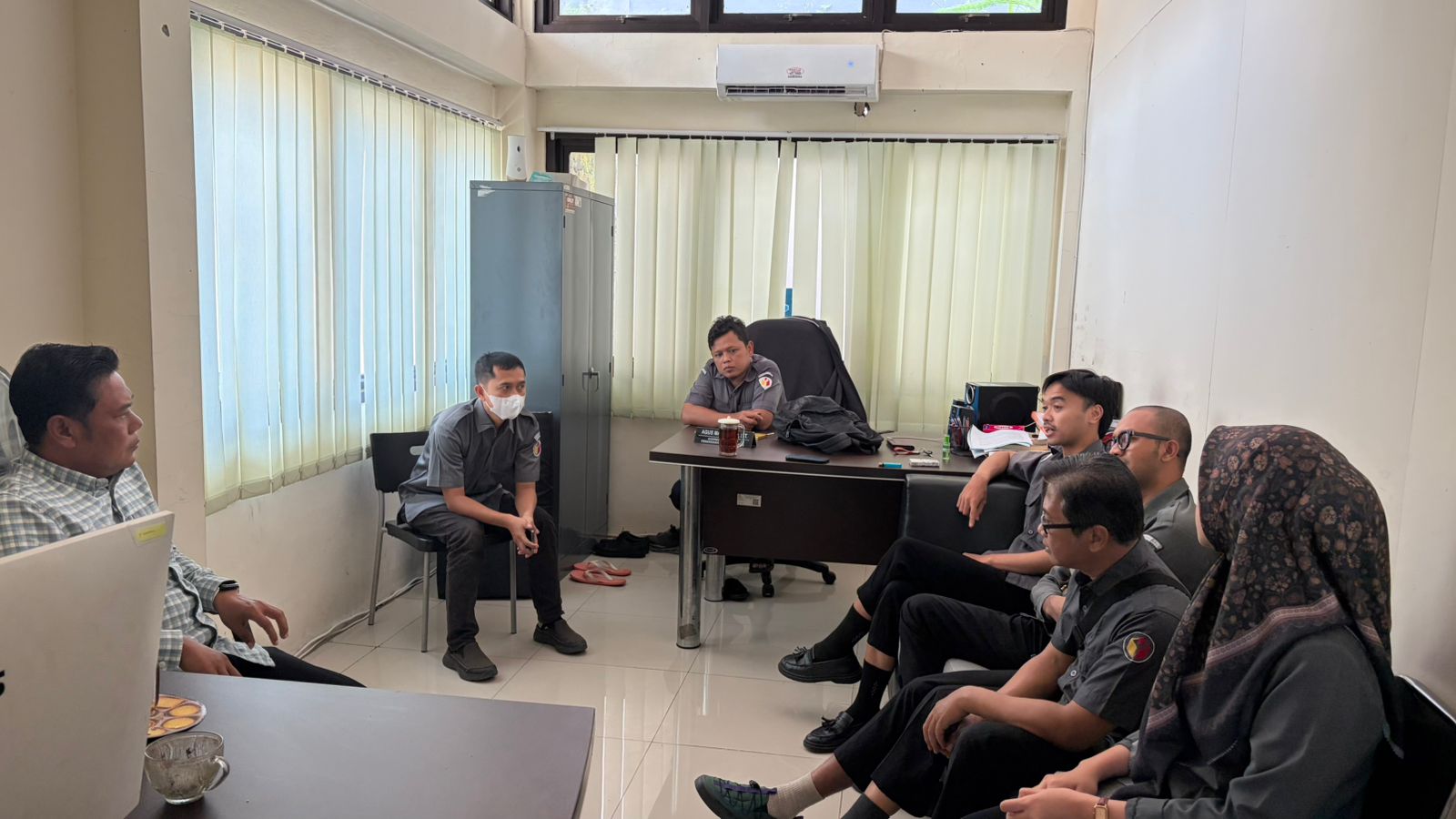 Muhamad Mahmudi (kiri) saat memimpin jalannya rapat.