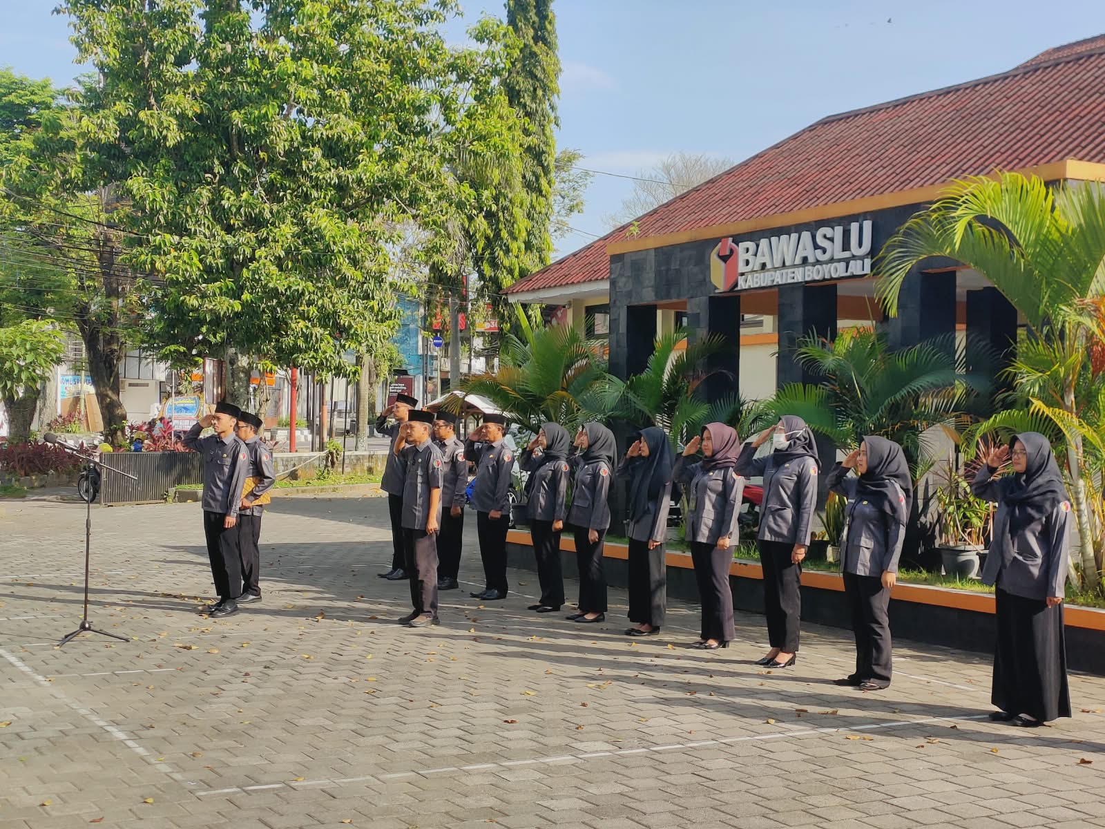 Suasana khidmat apel pagi di halaman kantor Bawaslu Boyolali.