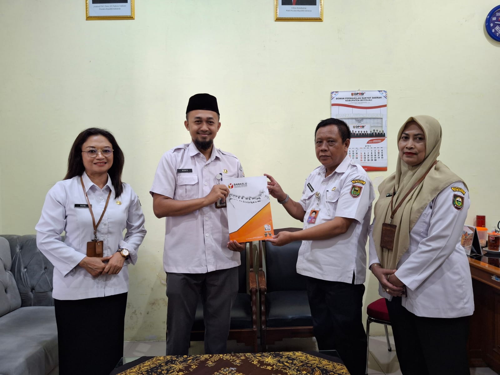 Agus Suyanto (kedua dari kiri) pasca penandatanganan Berita Acara.