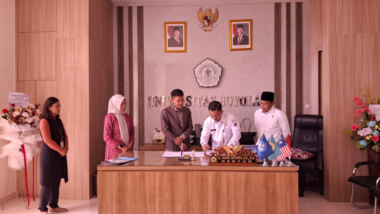 Proses penandatanganan Perjanjian Kerja Sama (PKS) oleh Ketua Bawaslu Boyolali.