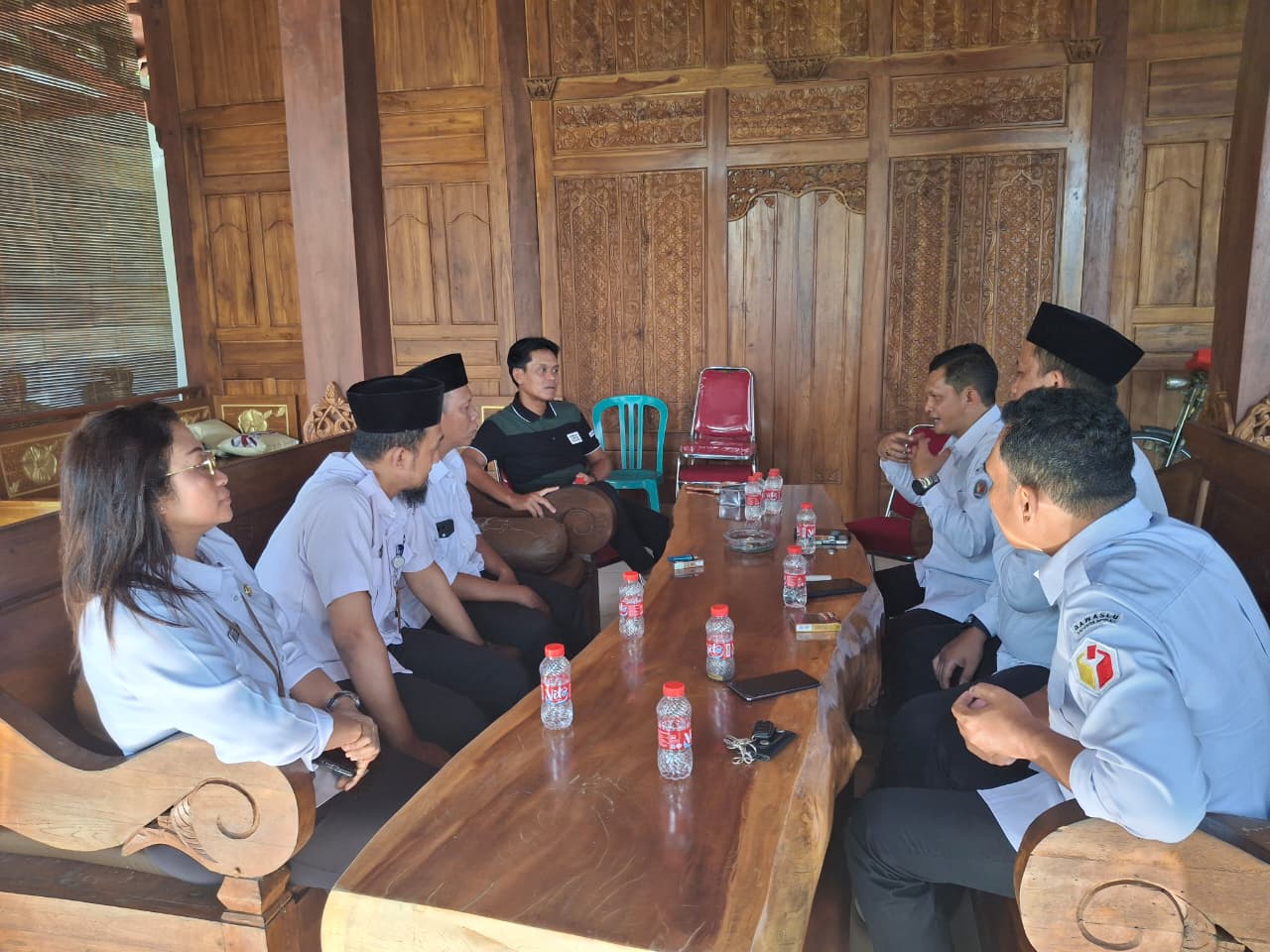 Jajaran Bawaslu Boyolali (berseragam putih) saat berdiskusi dengan Anggota DPR RI, Didik Haryadi.