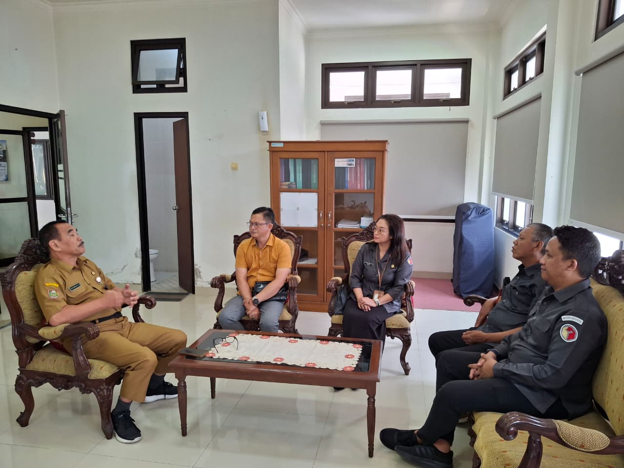 Purwanto (kiri) saat menerima kunjungan dari Bawaslu Boyolali.