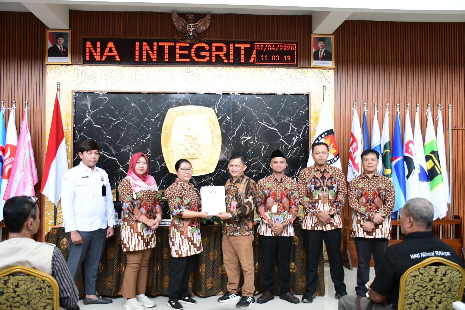 Ketua Bawaslu Boyolali, Widodo (tengah) saat serah terima BA pleno PDPB.