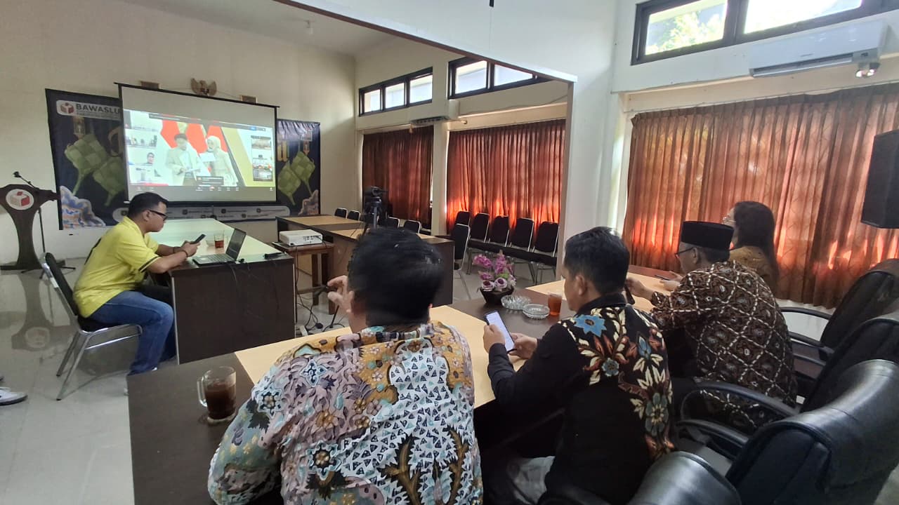Jajaran Bawaslu Boyolali saat mengikuti kegiatan secara daring.