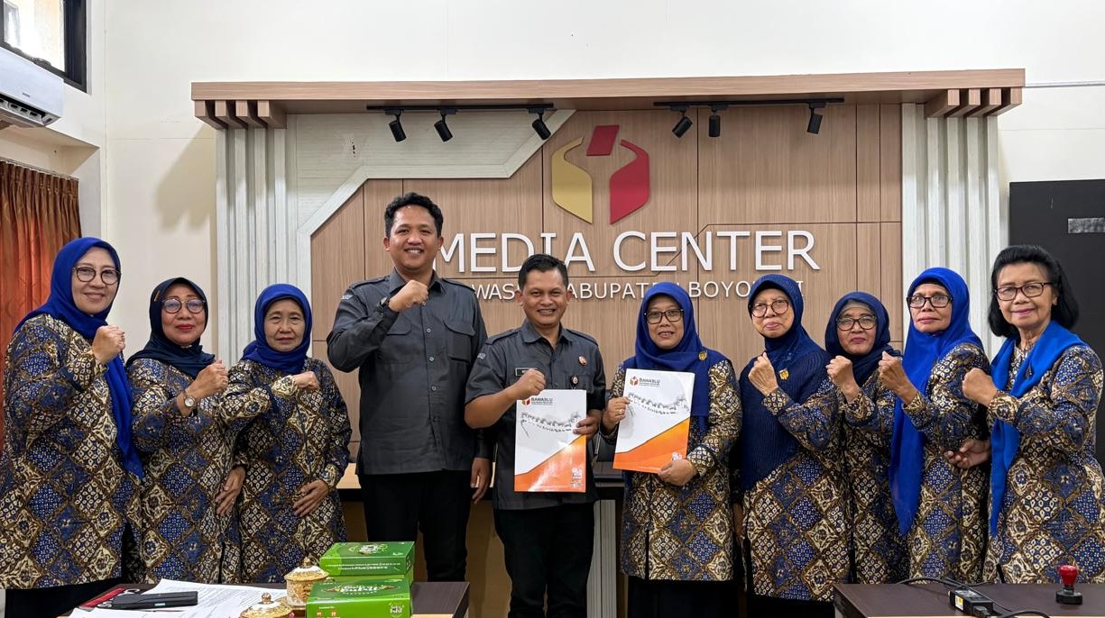 Ketua dan Anggota Bawaslu Boyolali (tengah), berfoto bersama pasca penanda tanganan.