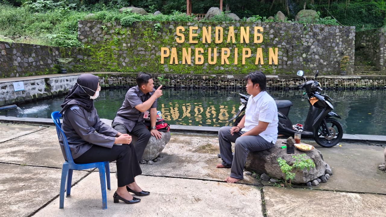 Widodo (tengah) saat berdiskusi dengan Kades Singosari.