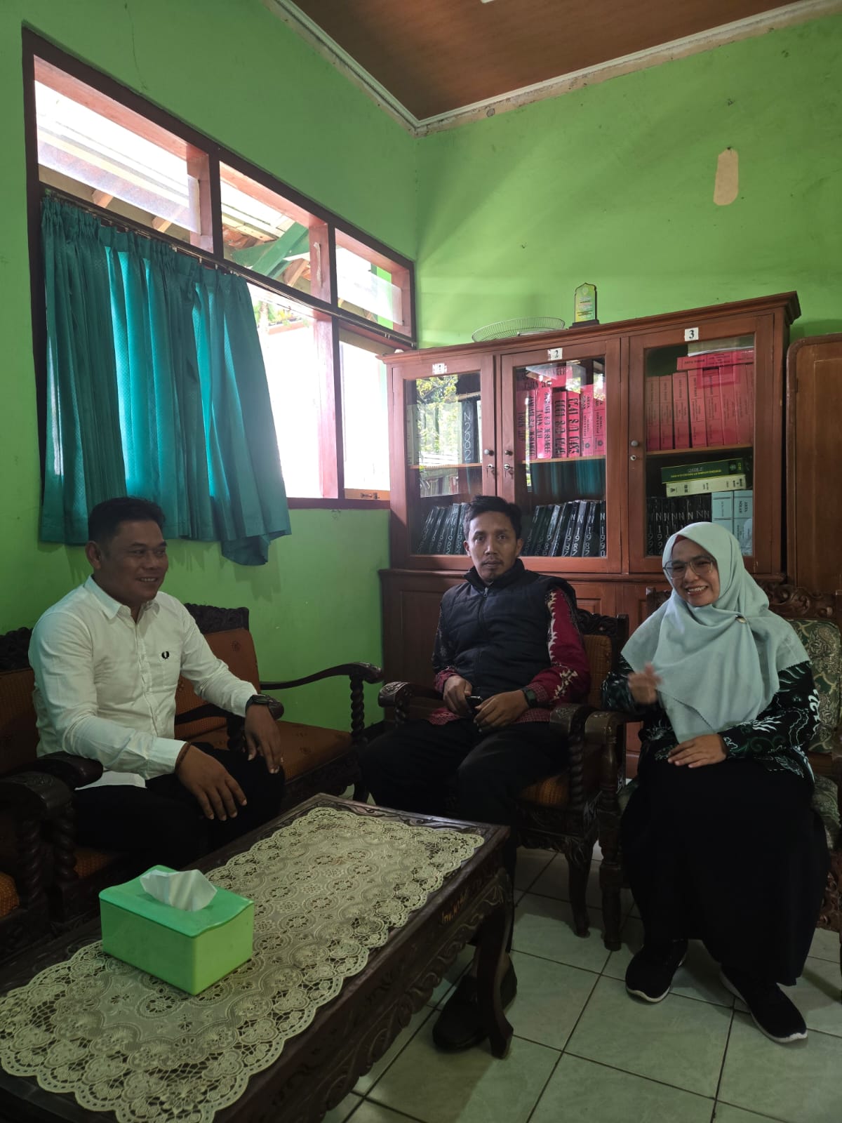Muhamad Mahmudi (kiri) saat melaksanakan uji petik.