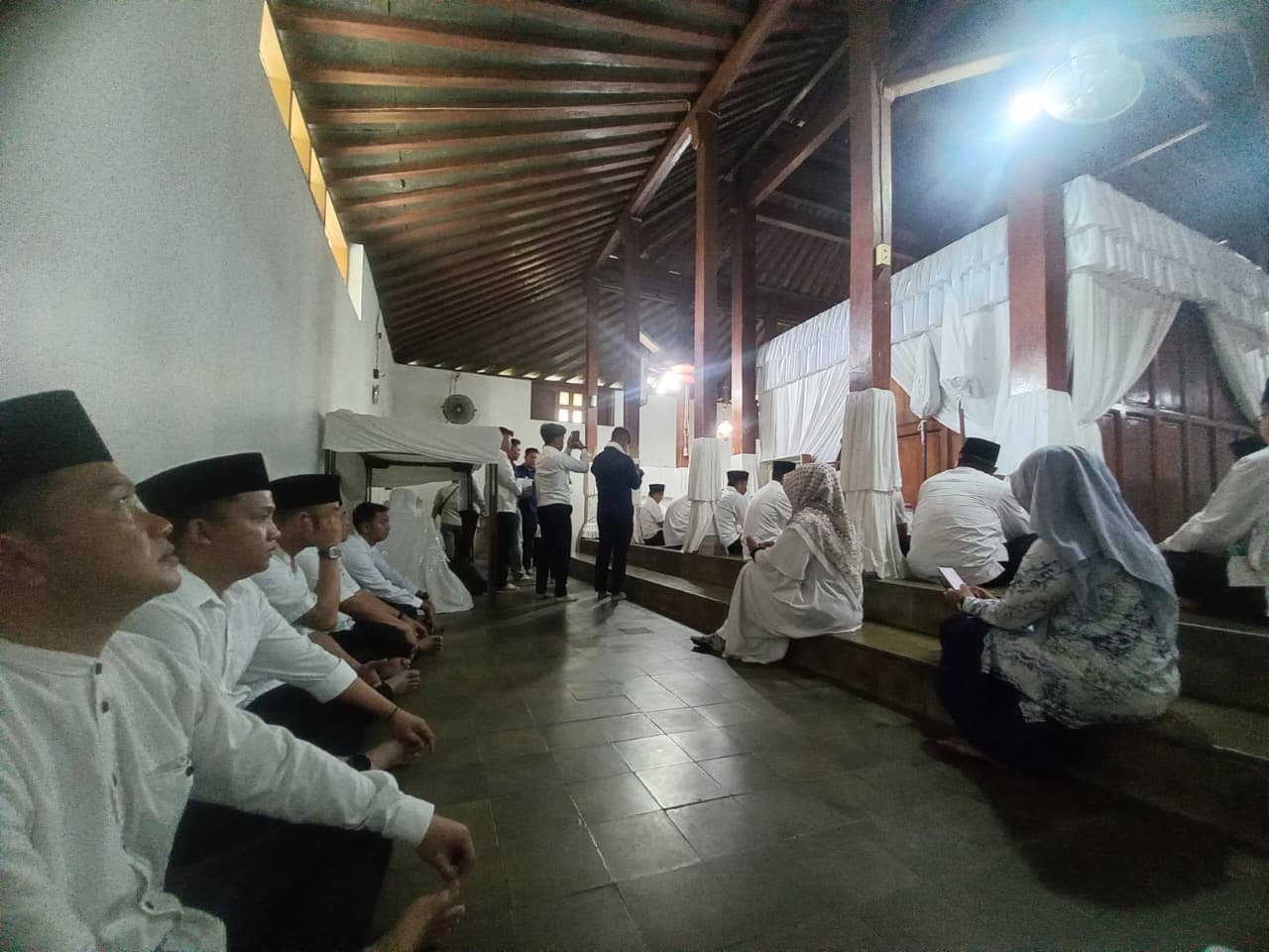 Tedjo Dwijanto (ke 2 dari kiri) saat berziarah ke Makam Ki Ageng Pandanaran.