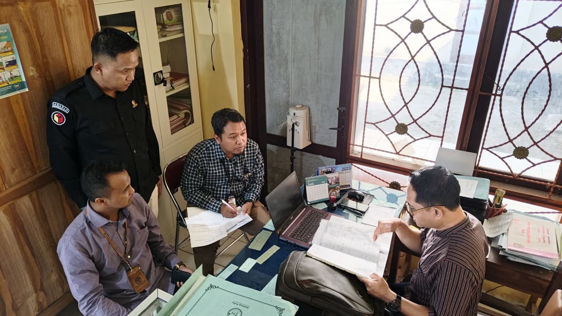 Tedjo Dwijanto (kiri) saat mengawasi pelaksanaan coktas.