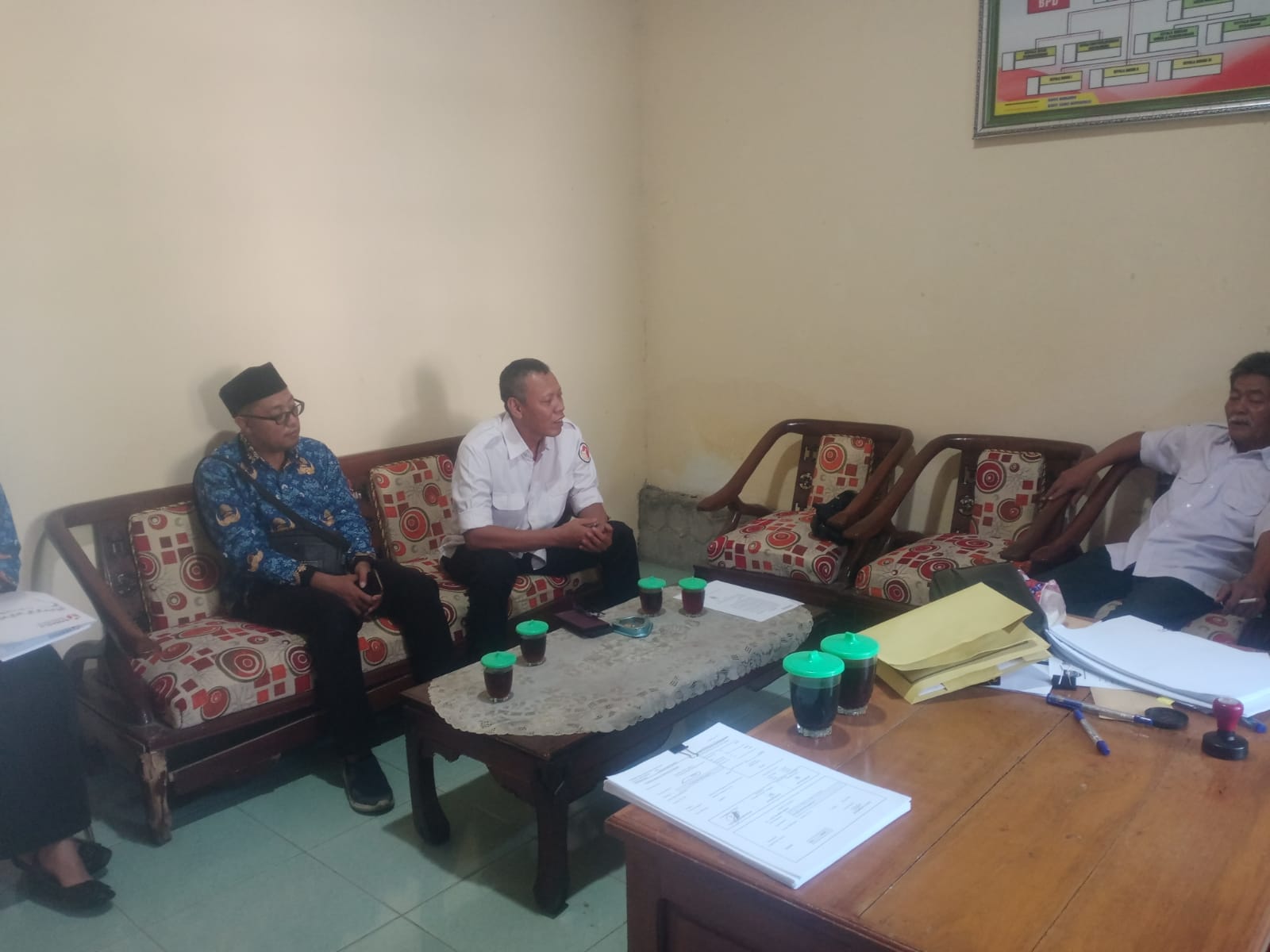 Agus Marwanto (tengah) saat melaksanakan kegiatan uji petik.
