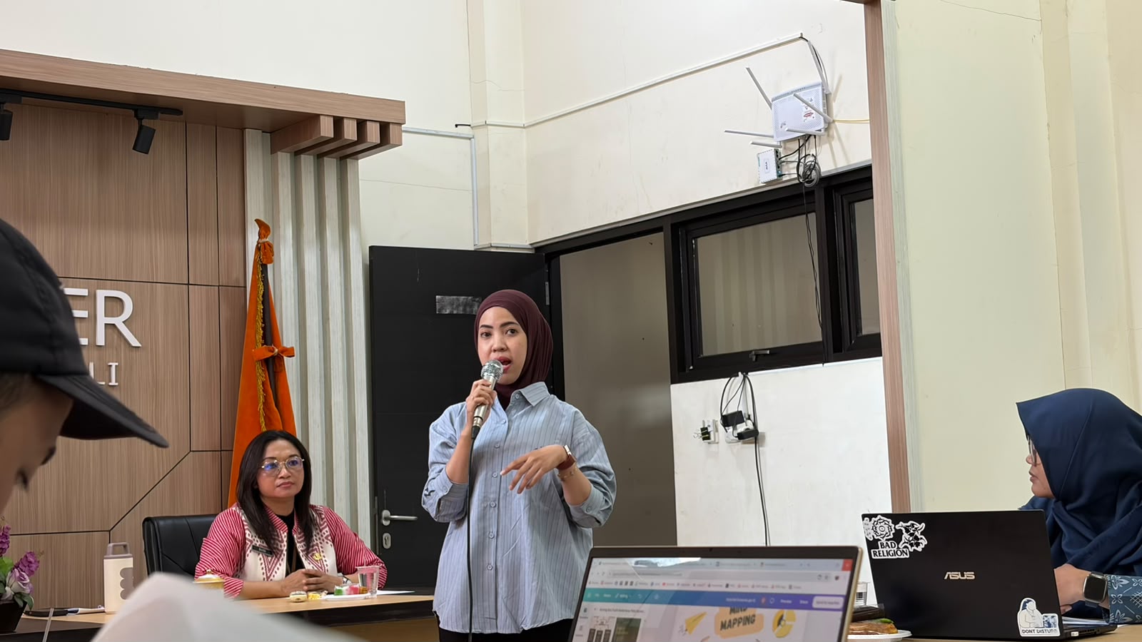 Nira Caesa Azani, saat menjadi narasumber dalam kegiatan peningkatan kapasitas.