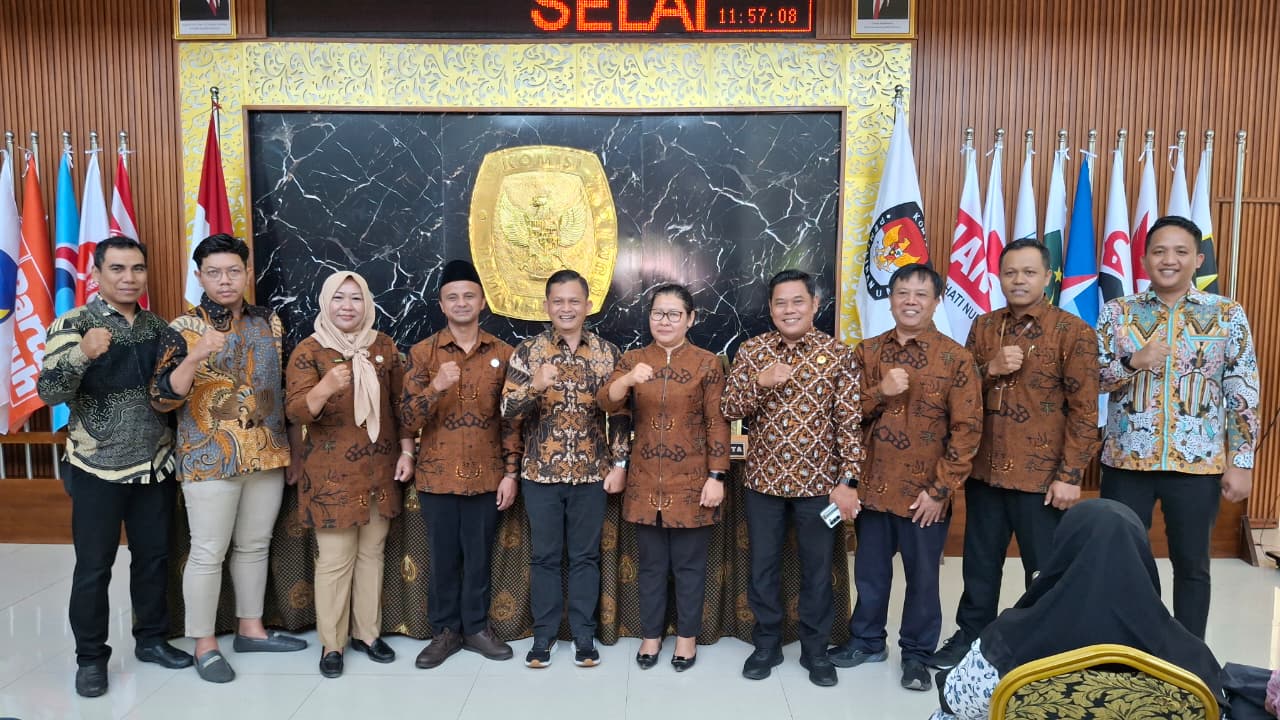 Ketua dan Anggota Bawaslu Boyolali, berfoto bersama Ketua dan Anggota KPU Boyolali pasca penanda tanganan BA Pleno.