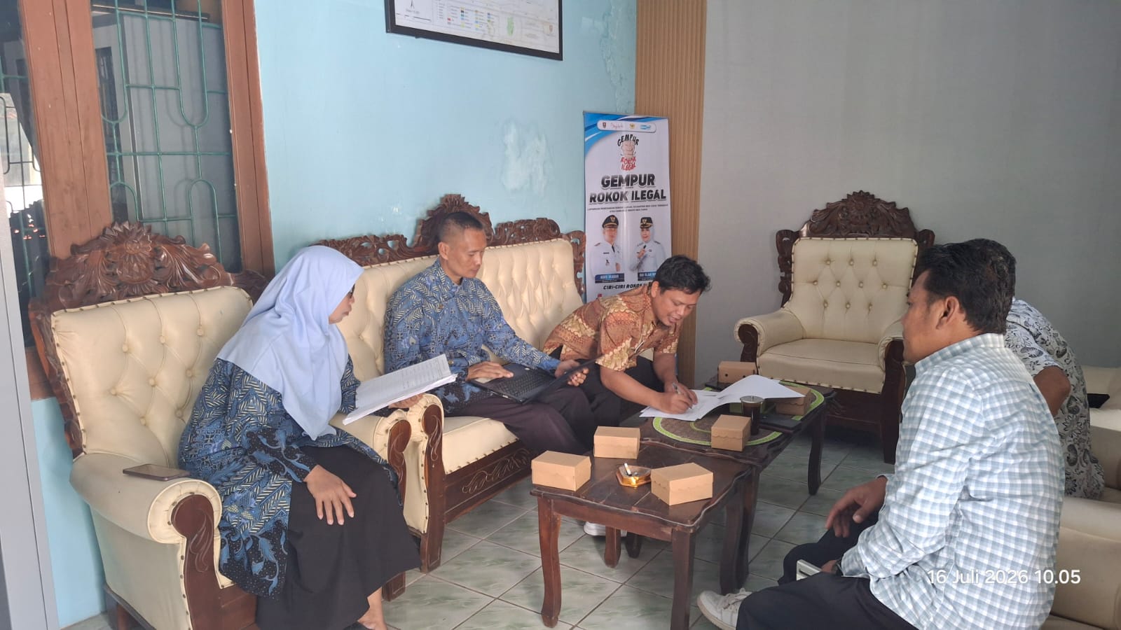 Muhamad Mahmudi (kanan) saat melakukan uji petik di Kecamatan Karanggede.