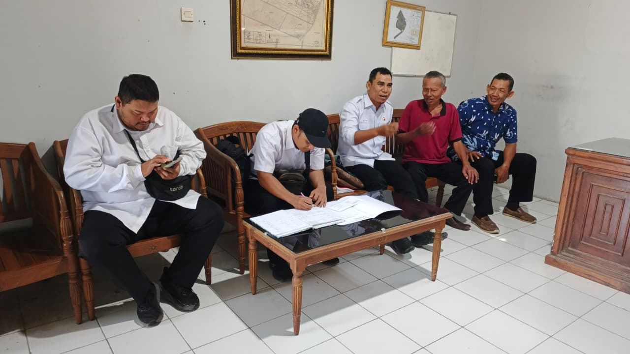 Lilik Wahyu Catur Wibowo (tengah), saat berkoordinasi dengan Kades Bendosari.