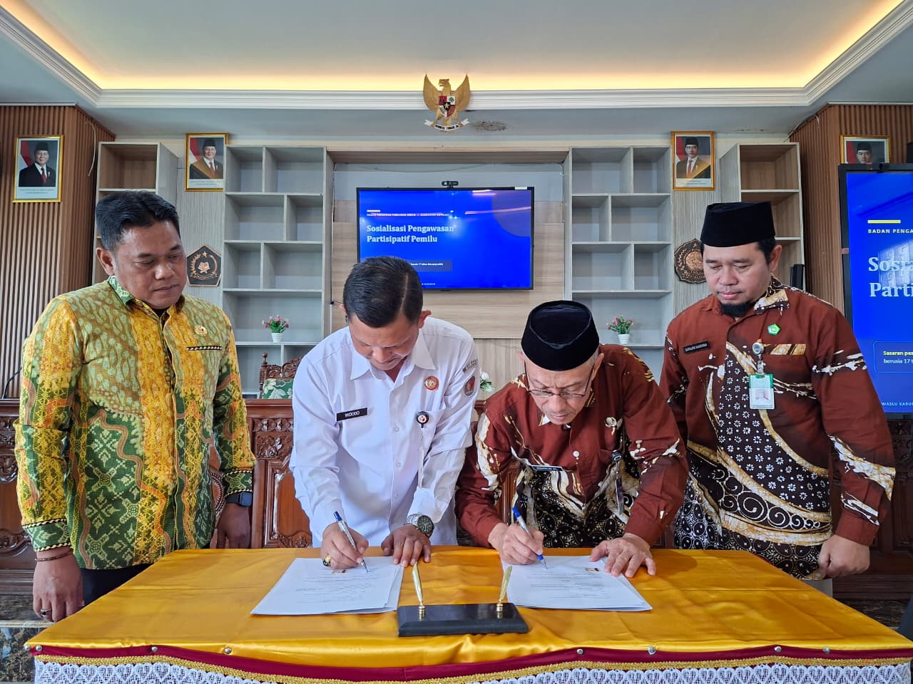 Widodo (kedua dari kiri) saat menandatangani Perjanjian Kerja Sama.