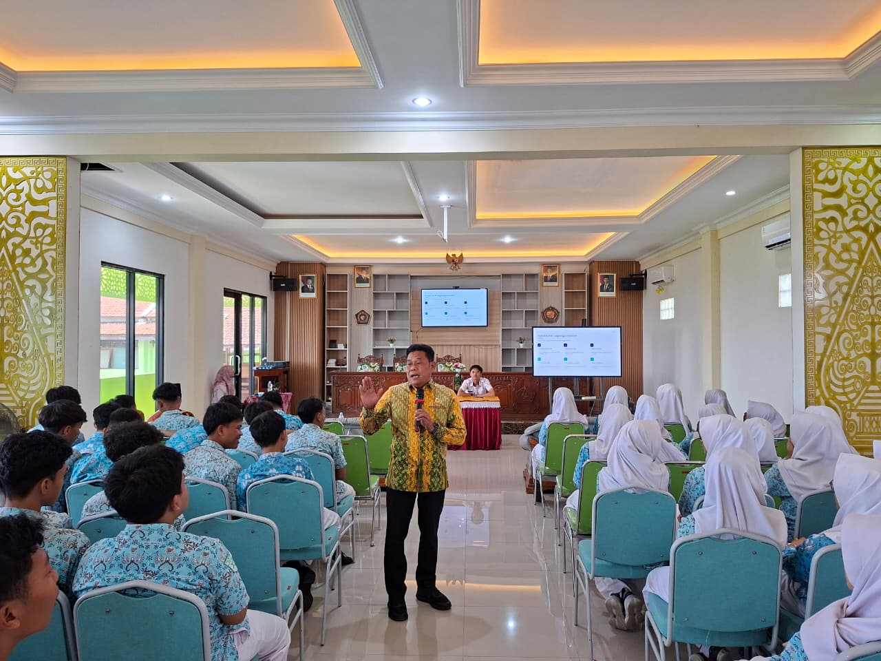 Muhamad Mahmudi (tengah) saat menyampaikan materi sosialisasi.