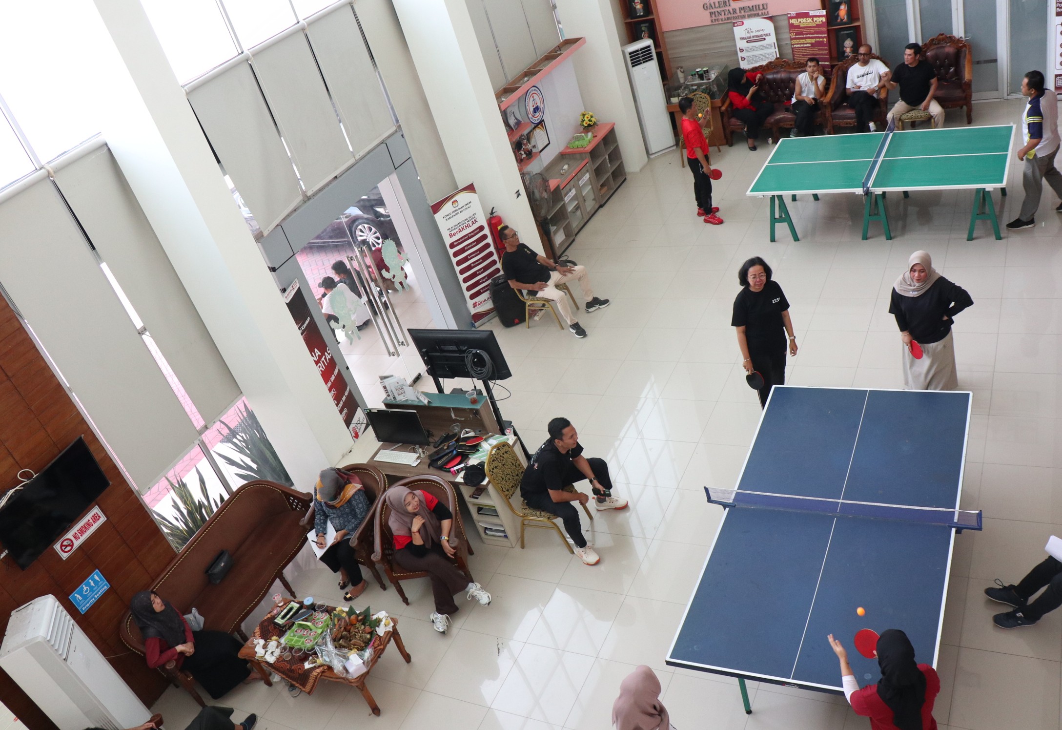Suasana pertandingan tenis meja antara Bawaslu dengan KPU Boyolali.