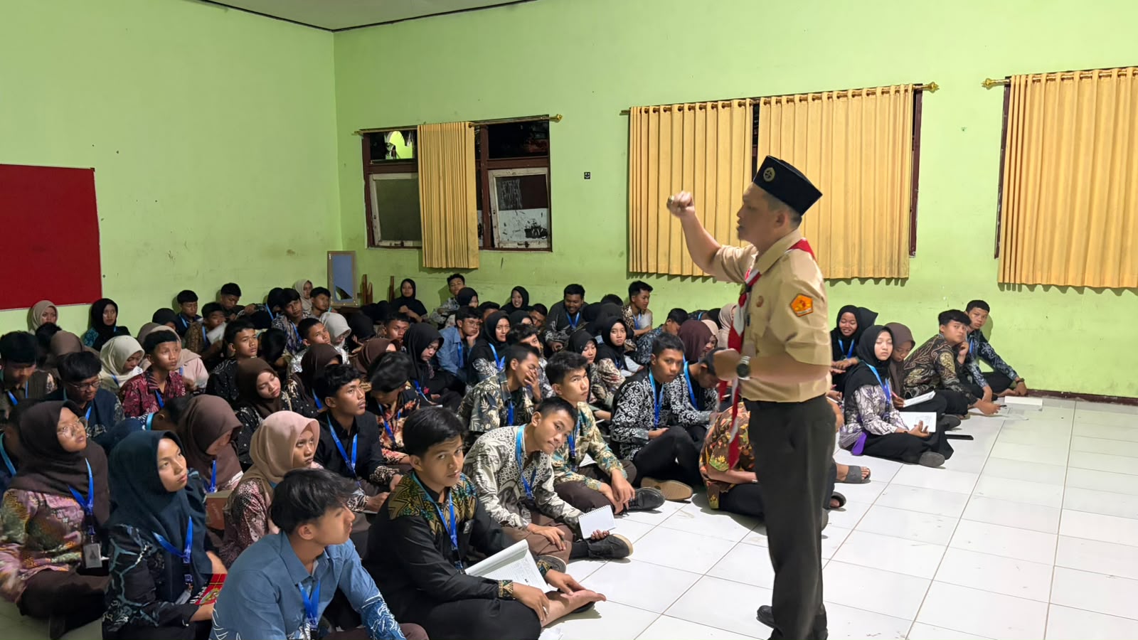 Widodo (berbaju pramuka), saat menyampaikan materi.