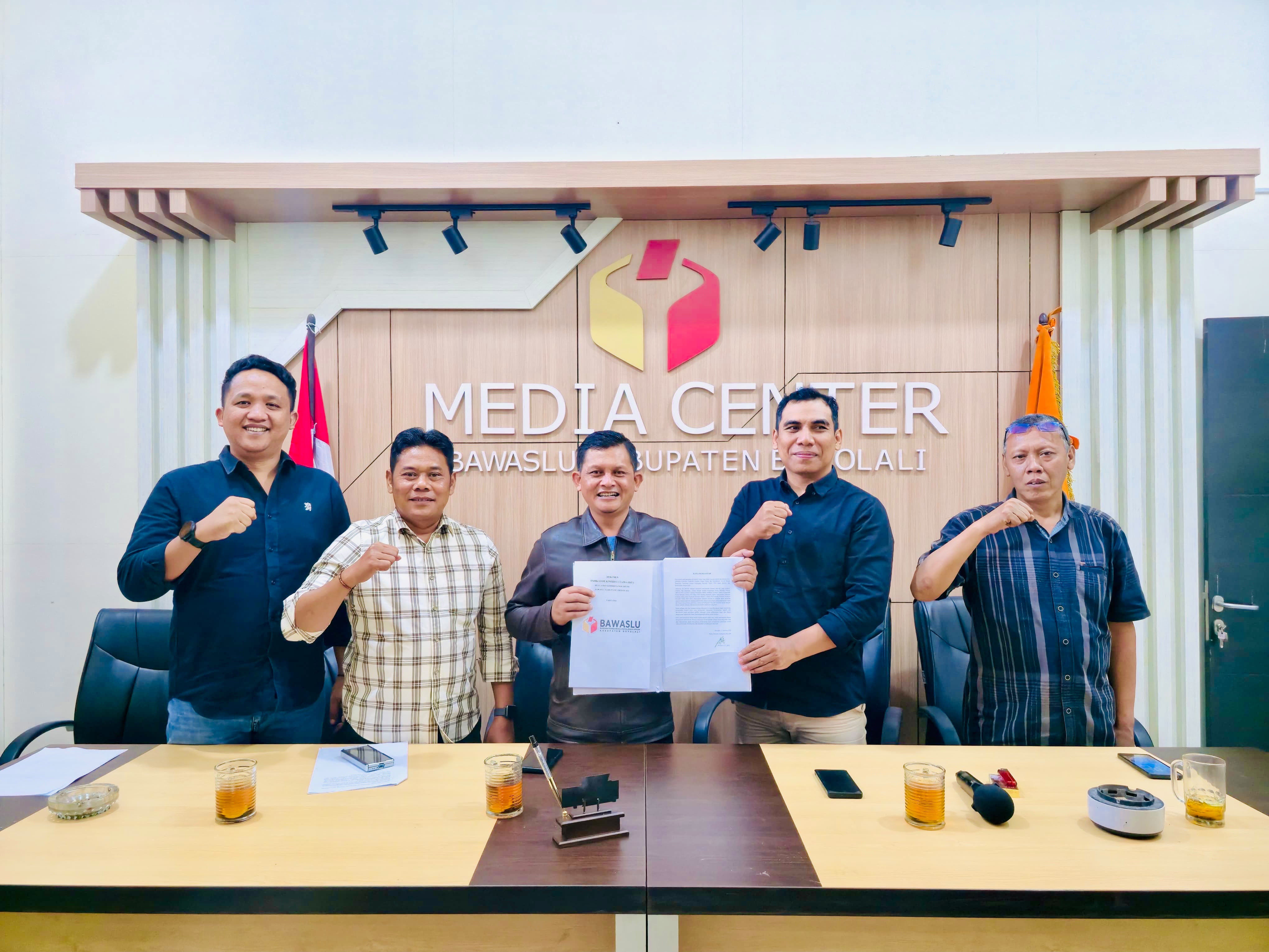 Ketua dan Anggota Bawaslu Boyolali, berfoto bersama pasca penanda tanganan.