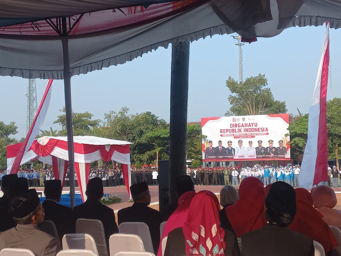 Suasana upacara penurunan bendera di Alun-Alun Kidul Kabupaten Boyolali.