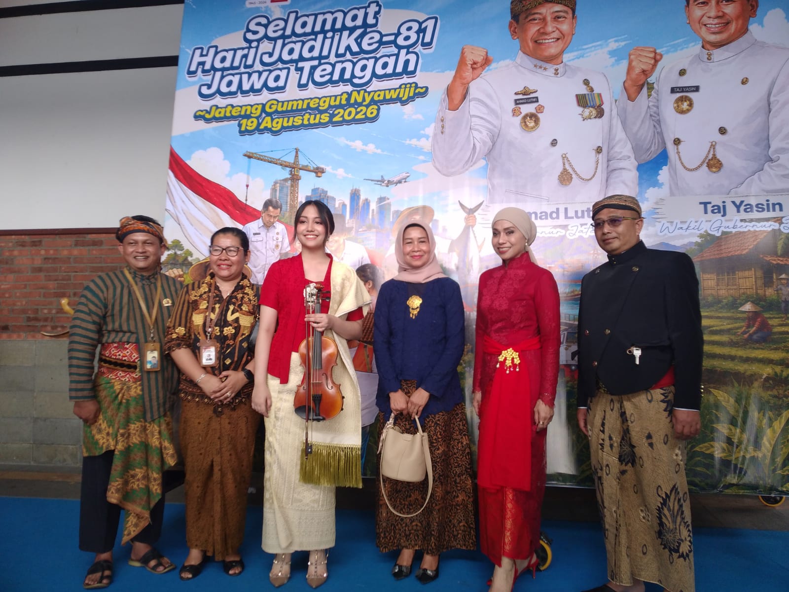 Widodo (kiri) berfoto bersama Antea Putri Turk (ketiga dari kiri) setelah upacara.