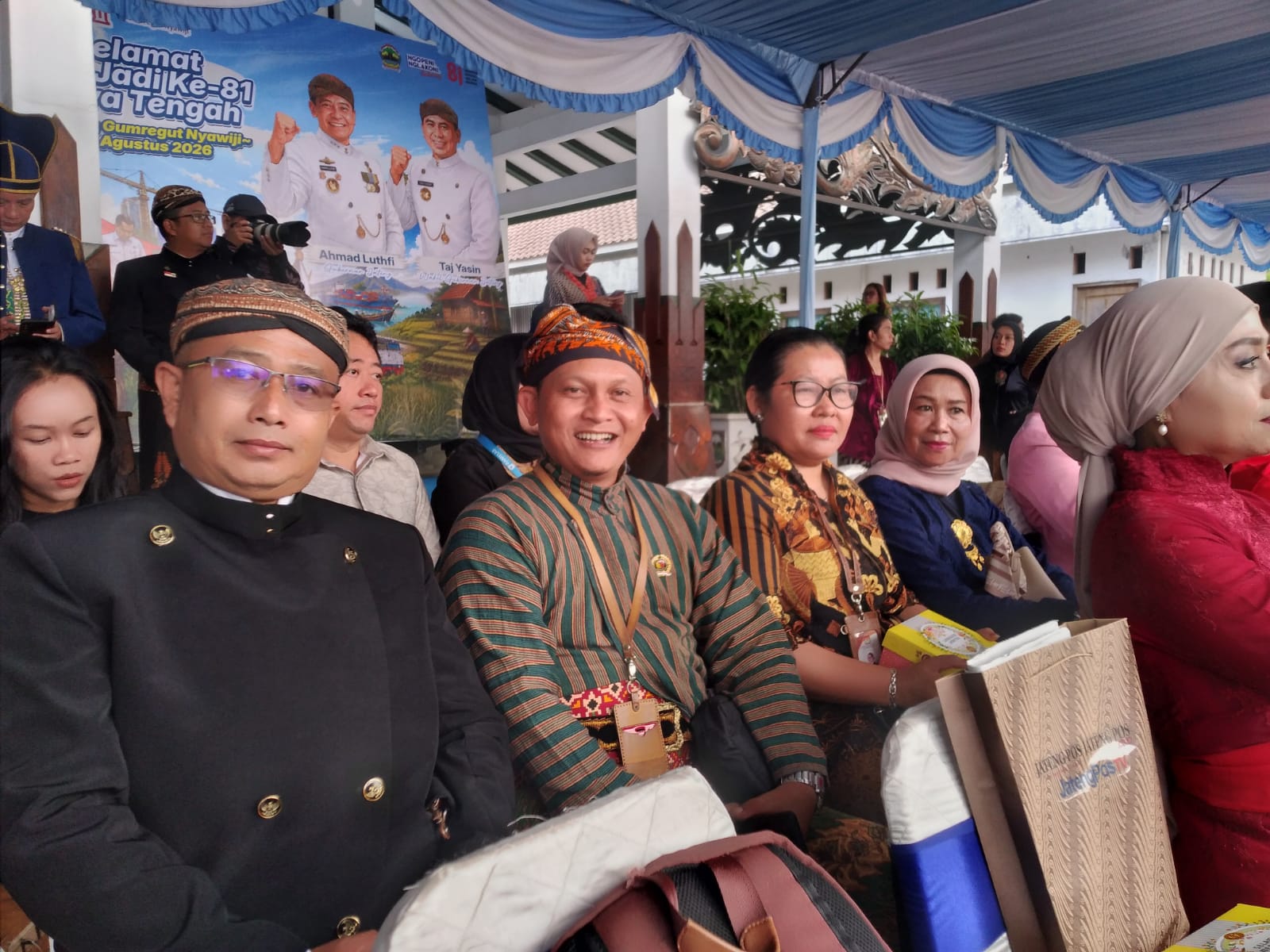 Widodo (kedua dari kiri) saat menghadiri Upacara Hari Jadi ke-81 Jawa Tengah.