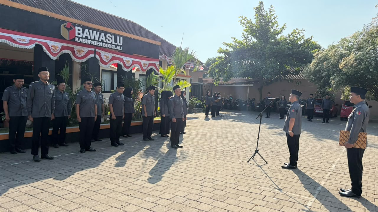 Widodo (kedua dari kanan) saat menjadi pembina apel.