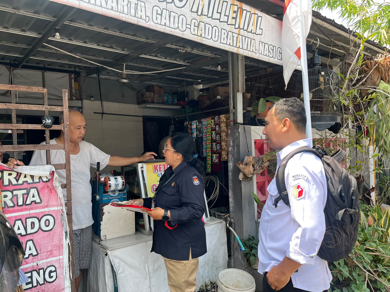 Jajaran Bawaslu Boyolali (Kiri) saat mengawasi Coktas di Desa Randusari, Kecamatan Teras.