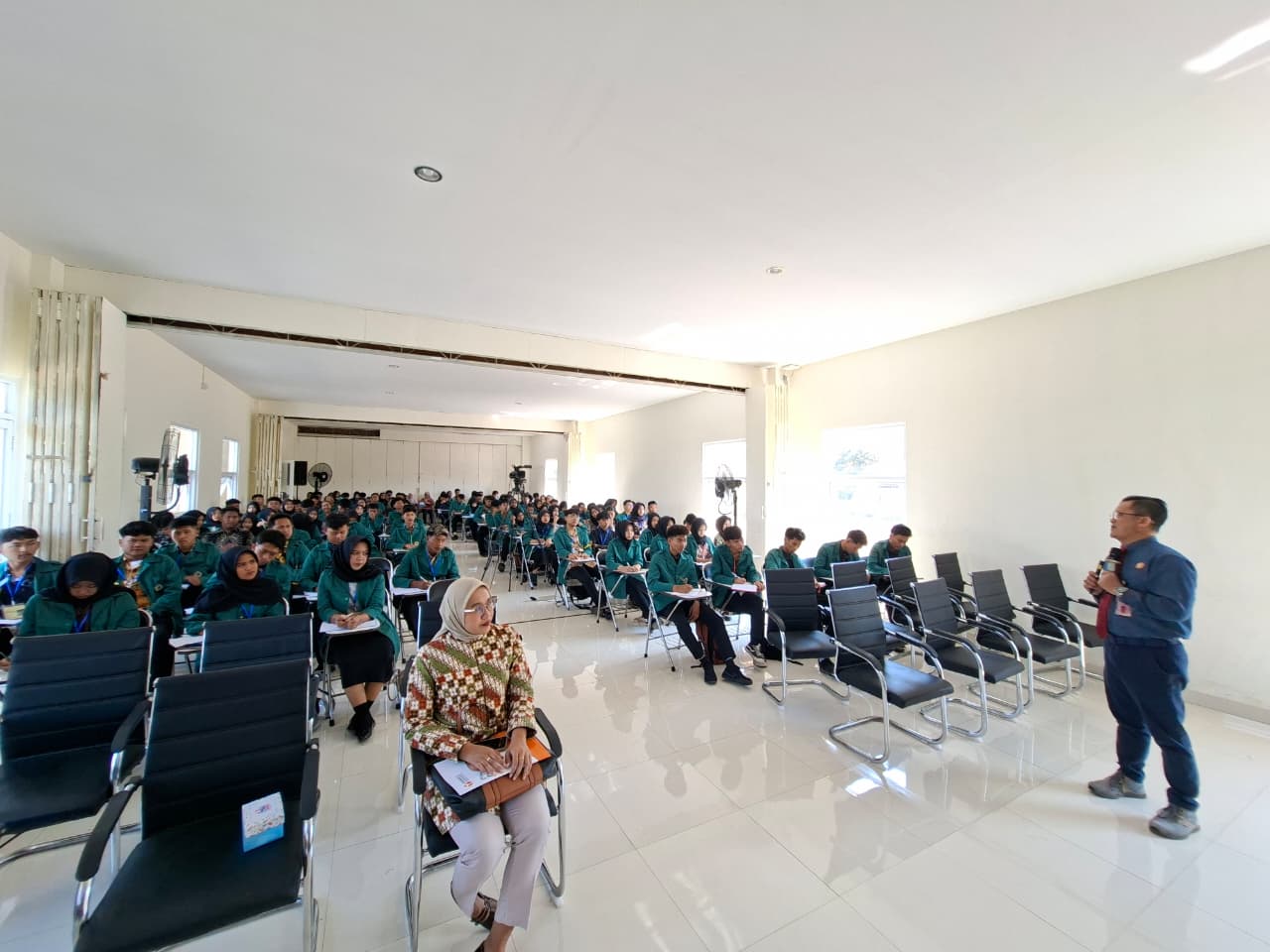 Widodo (kanan) saat menjadi pemateri.