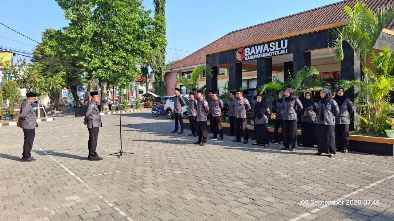 Muhamad Mahmudi (kedua kiri) saat menjadi pembina apel.
