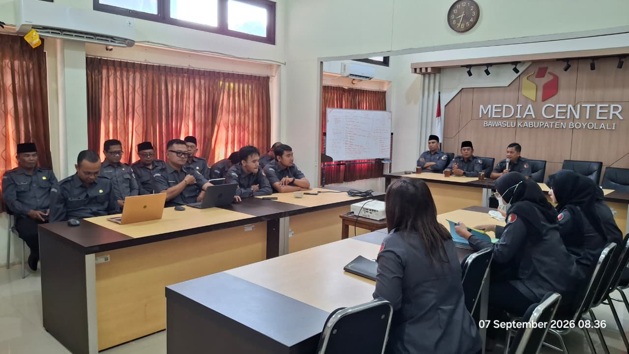 Widodo (memegang microphone) saat memimpin rapat.