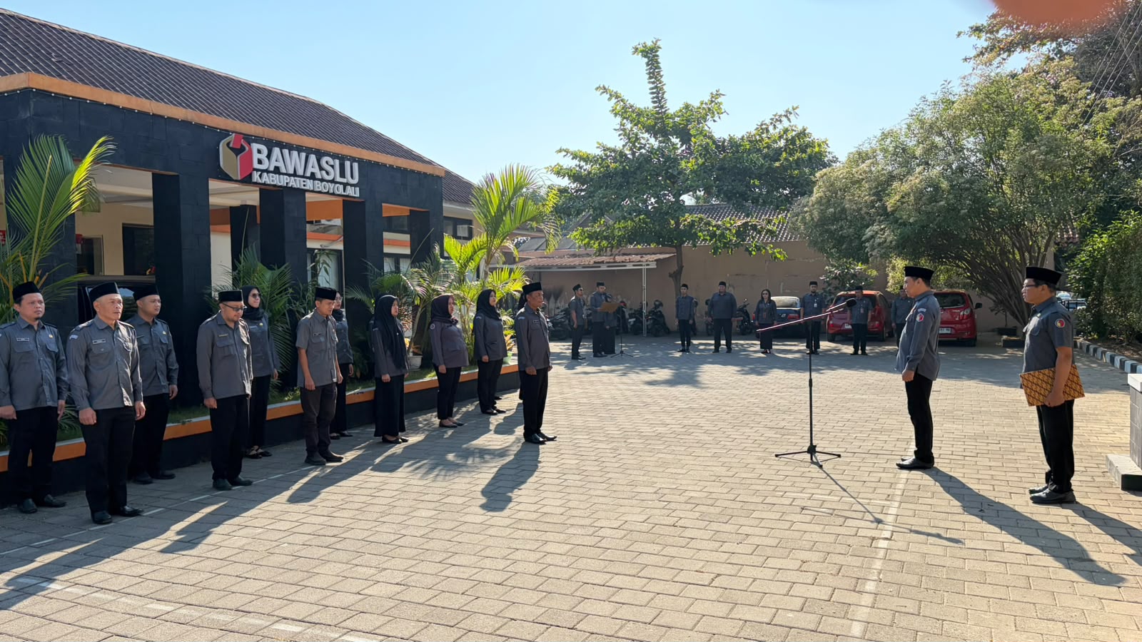 Lilik Wahyu Catur Wibowo (kedua dari kanan), saat menjadi pembina apel.