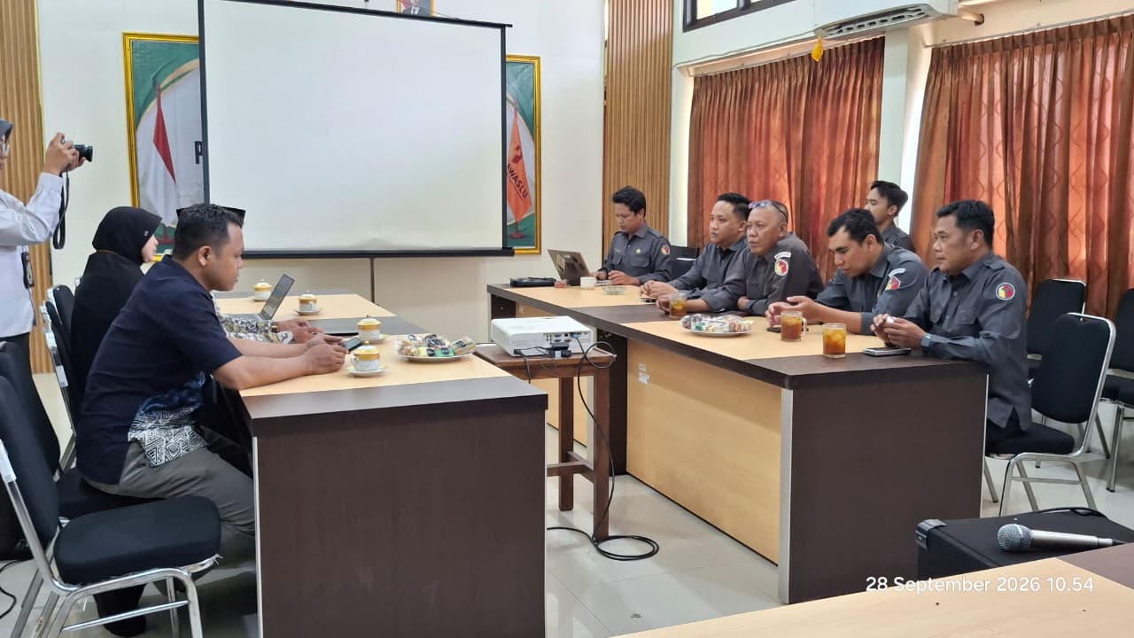 Anggota Bawaslu Boyolali (kanan), saat menerima kunjungan dari KPU Boyolali.