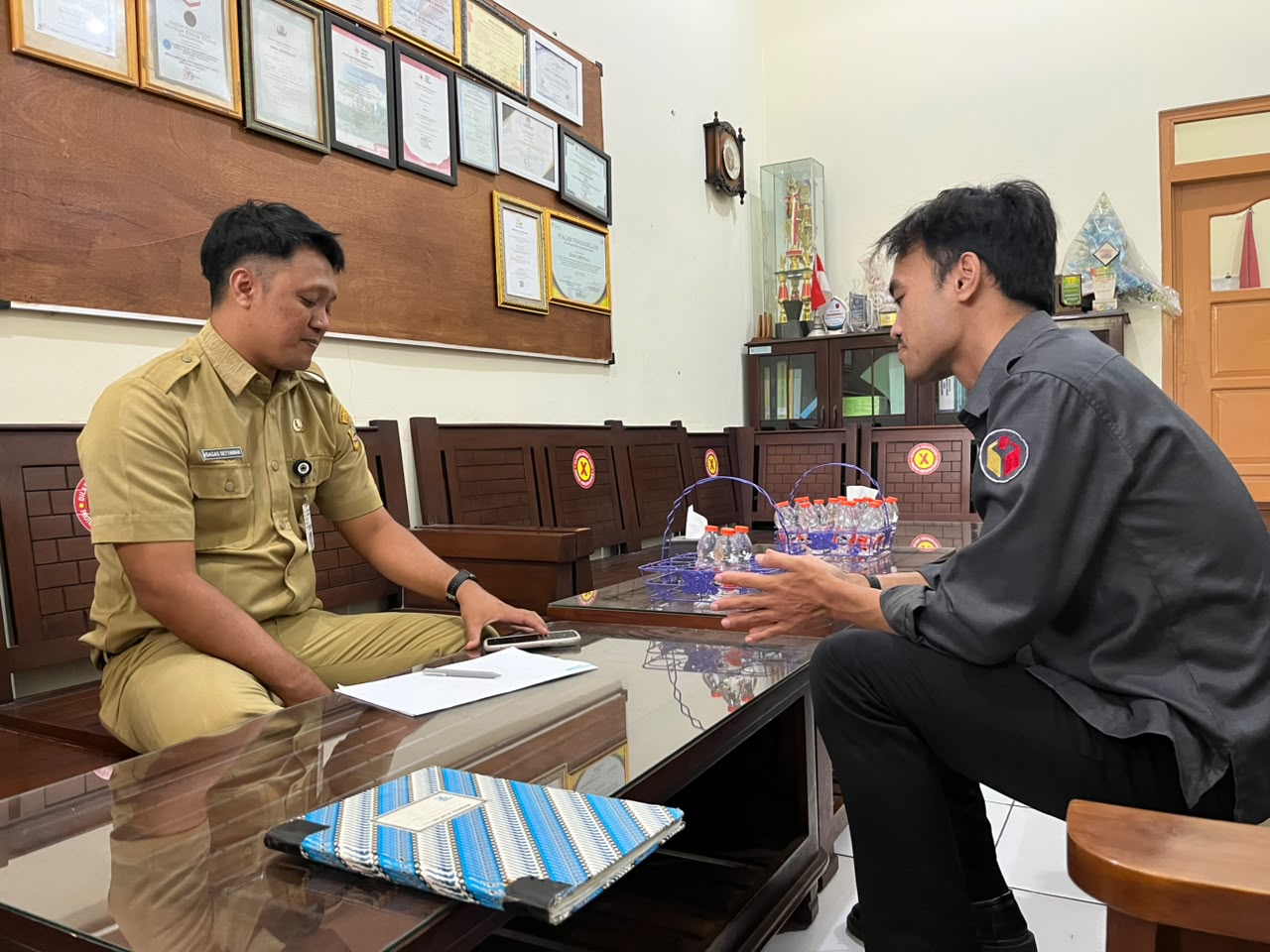 Alan Amundi Wibowo (kanan) saat melaksanakan audiensi dengan pihak sekolah.