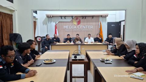 Muhammad Amin (memakai batik) saat melakukan supervisi.