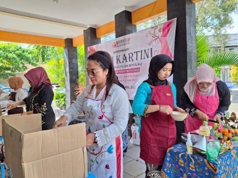 Jajaran Bawaslu Boyolali saat mengikuti lomba masak.