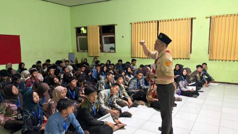 Widodo (berbaju pramuka), saat menyampaikan materi.