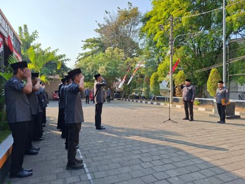 Rahadian Herlangga Wisnu Wardhana (kedua dari kanan), saat menjadi pembina apel.